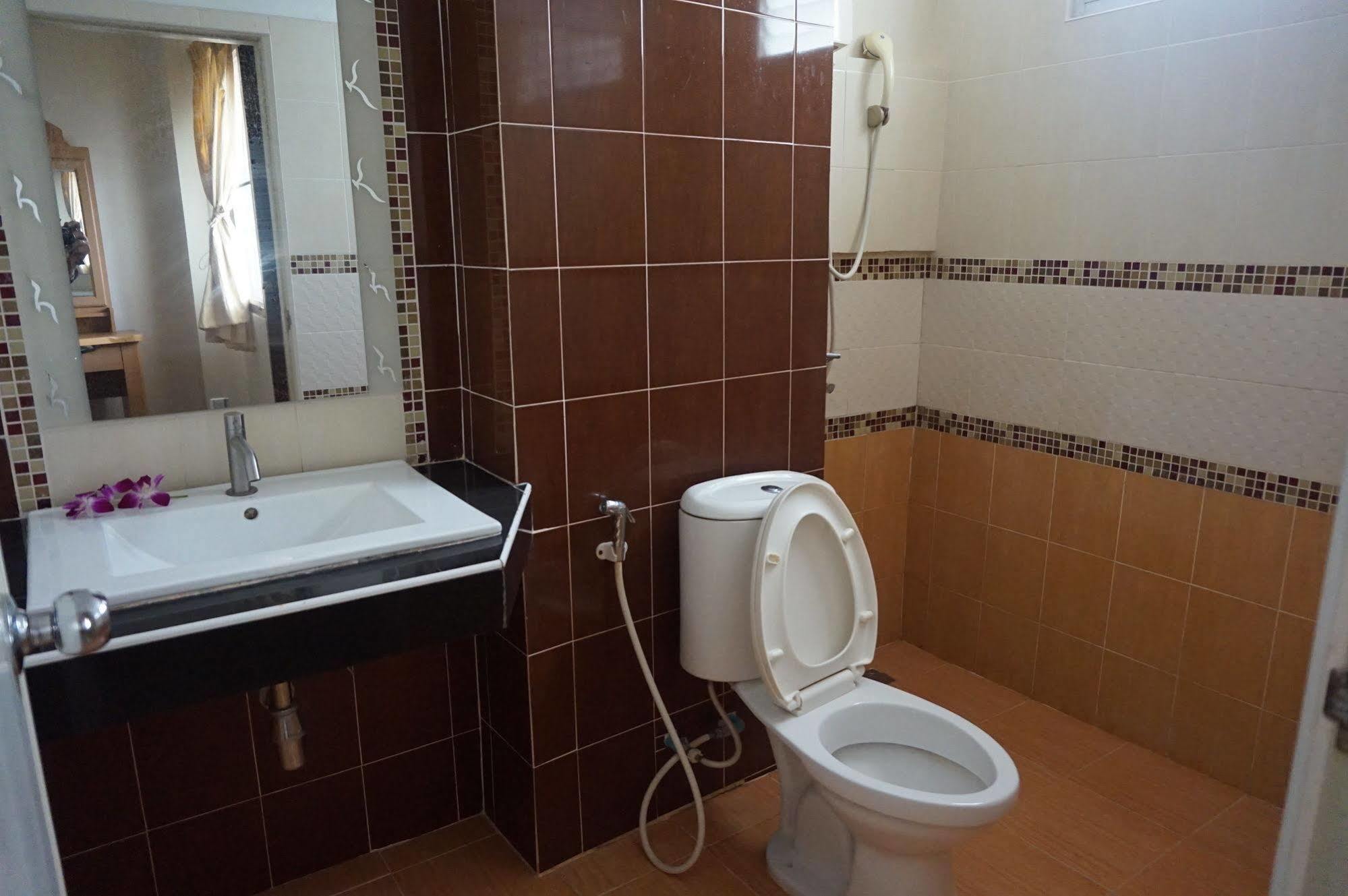 A.P.Garden Hotel Каласин Екстериор снимка